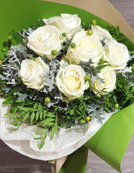 Bouquet di rose bianche confezionato.