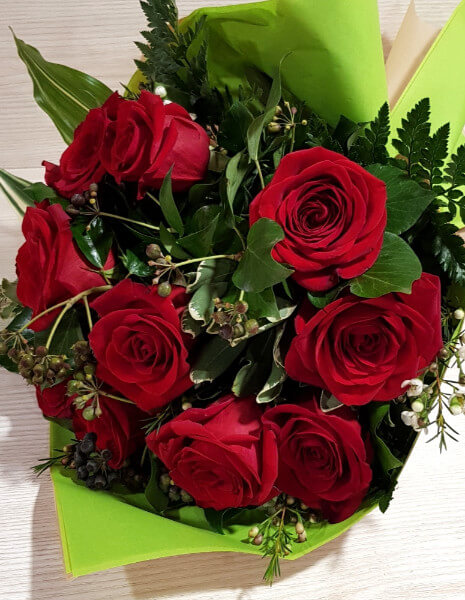 Bouquet di rose rosse confezionato.