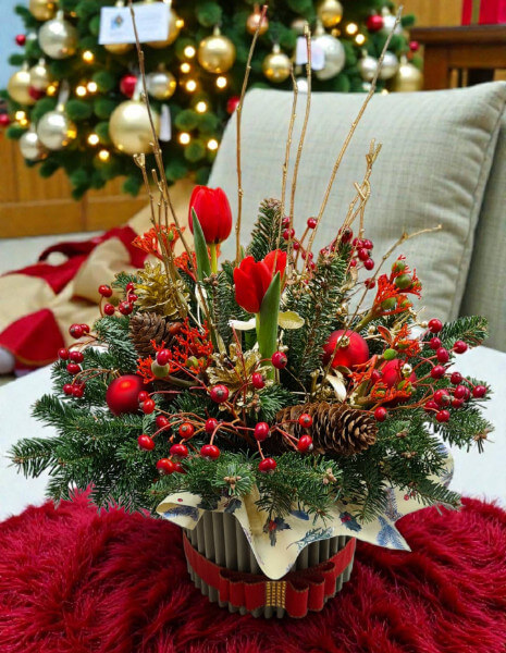 Flowerbox natalizia con fiori freschi e decori