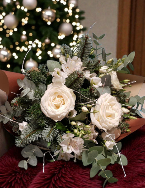 Bouquet natalizio con fiori bianchi decori e pino normandiana